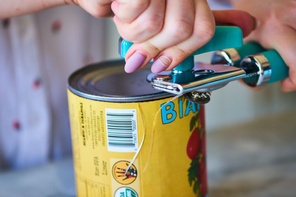 how to use can opener